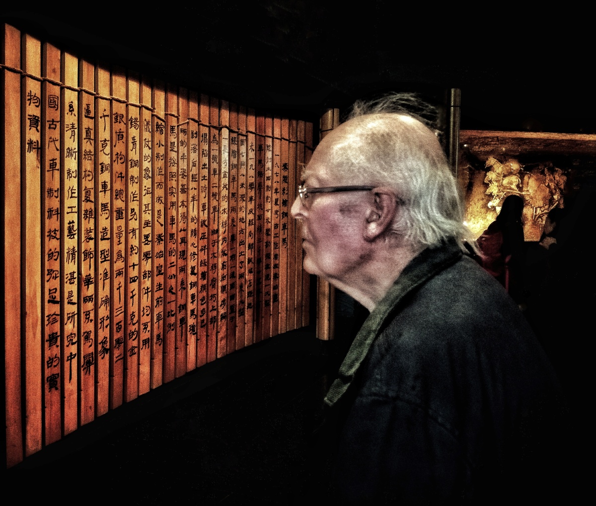 读简2019年10月27日拍摄于西安秦陵兵马俑博物馆外国游客在研读用篆书