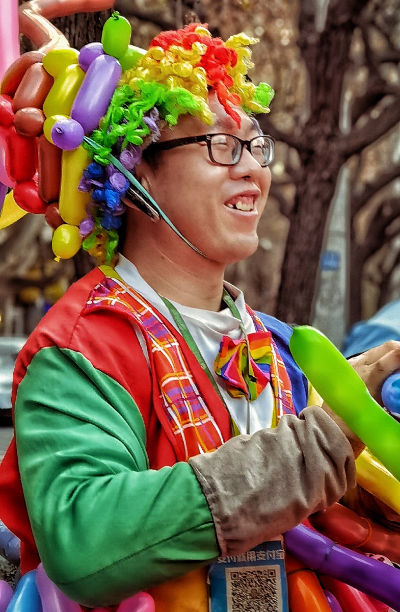 保育院门前卖气球的人