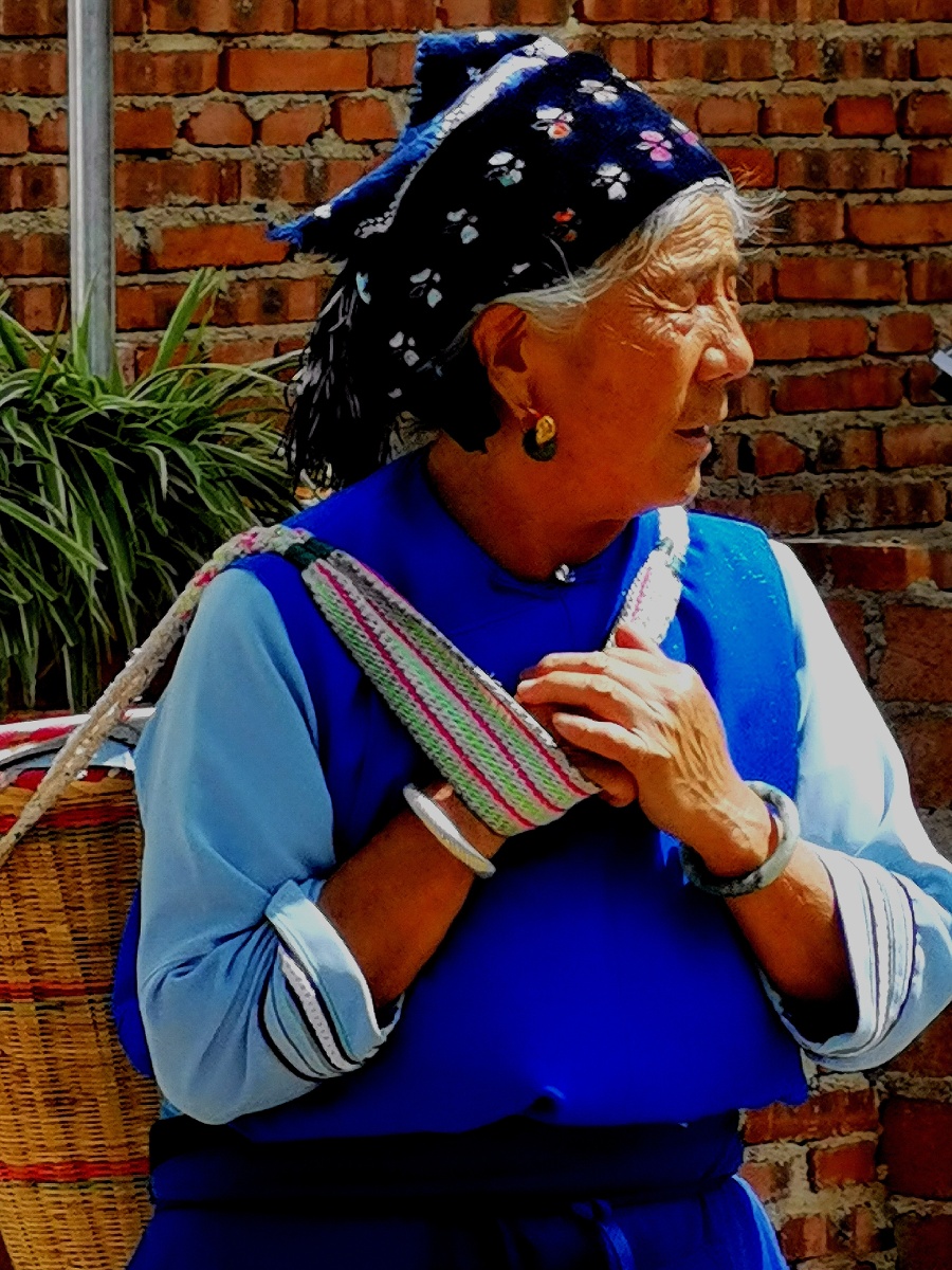 背背篓的白族老人 - 志在辉煌 - 图虫