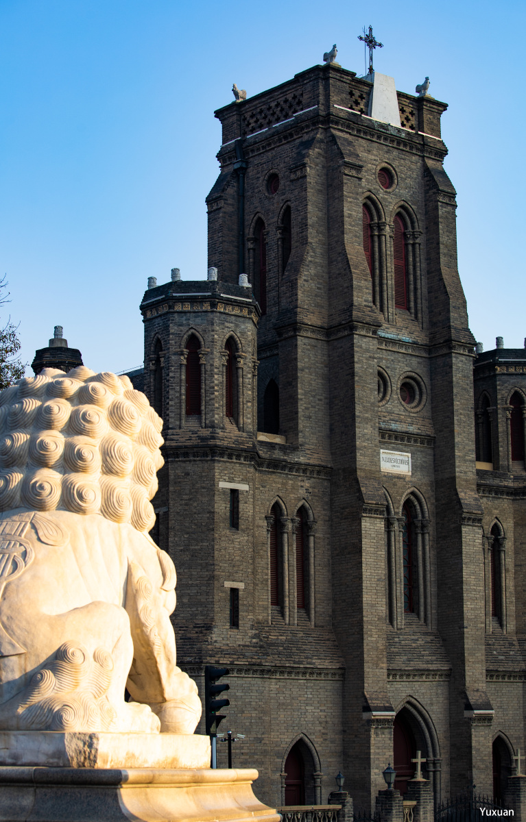 望海楼教堂和石狮子