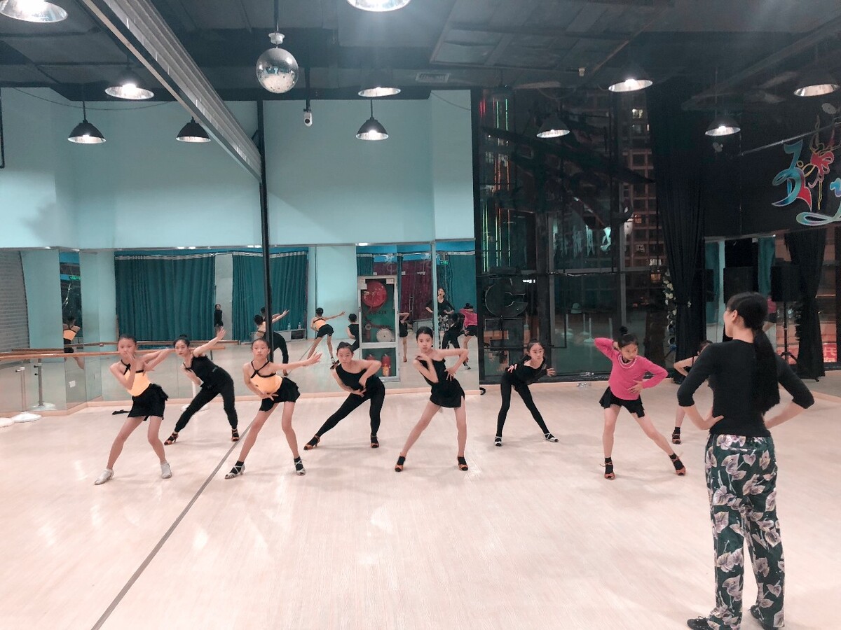长沙体育舞蹈培训,中国第一本钢管舞教材出版在雷蕾