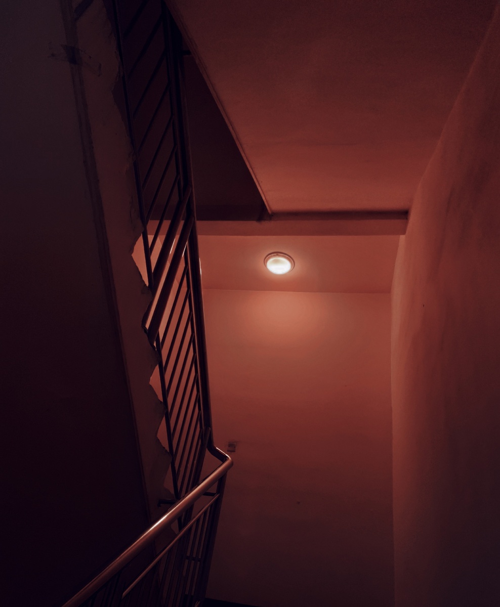 昏暗的楼道和昏暗的灯泡