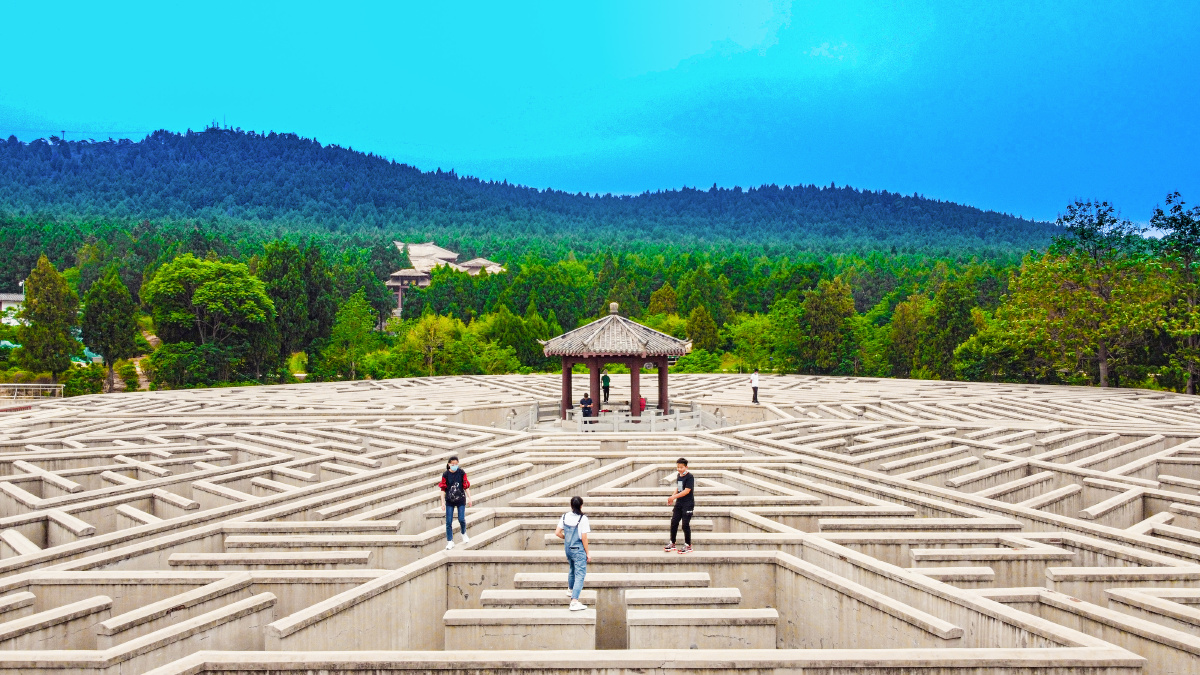 迷失在春色中的沂南诸葛亮公园八卦阵迷宫