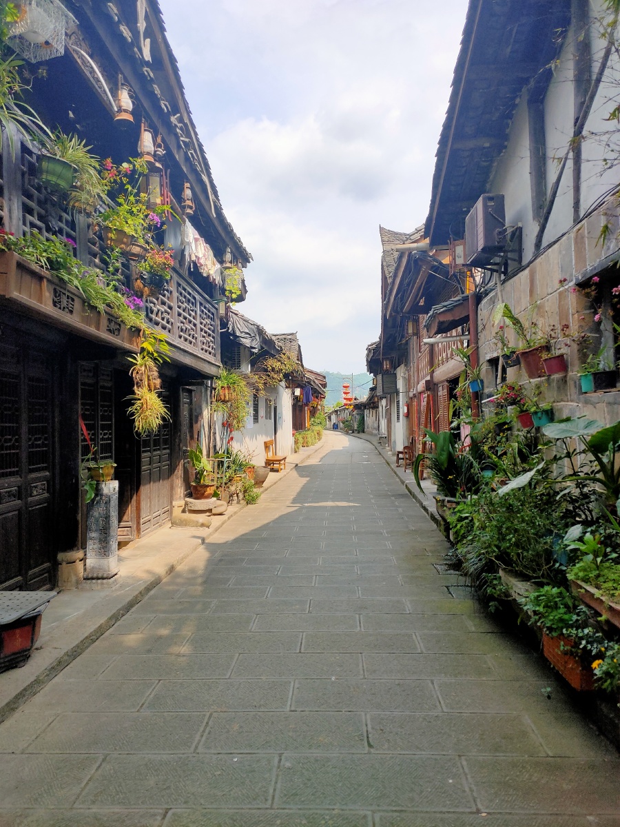 四川古街与现代街道的碰撞