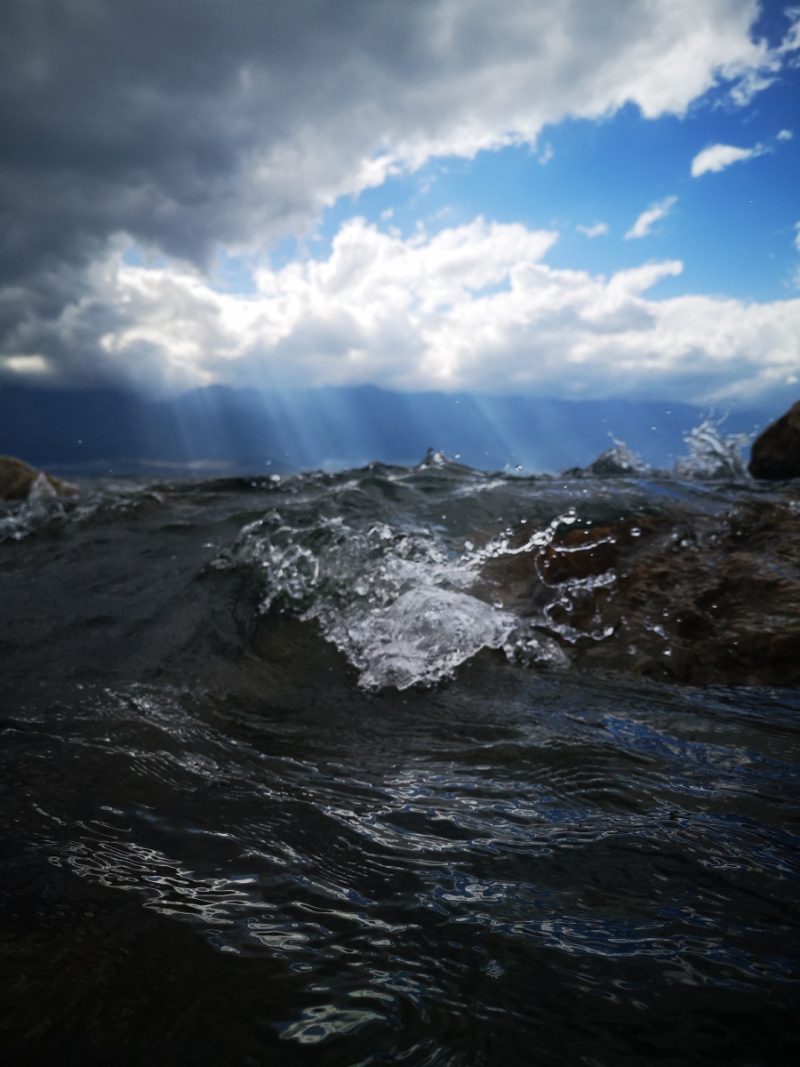 水连天云层中透出的光芒