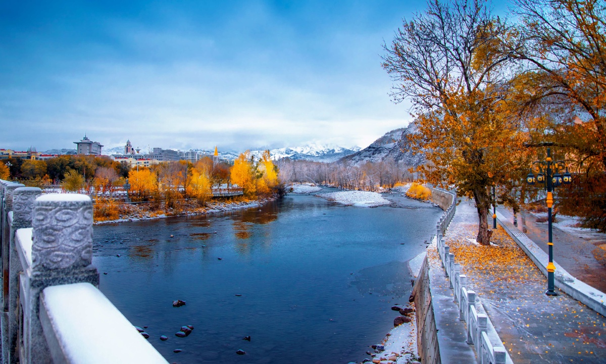 中国雪都61阿勒泰阿勒泰市城市印象克兰河四季