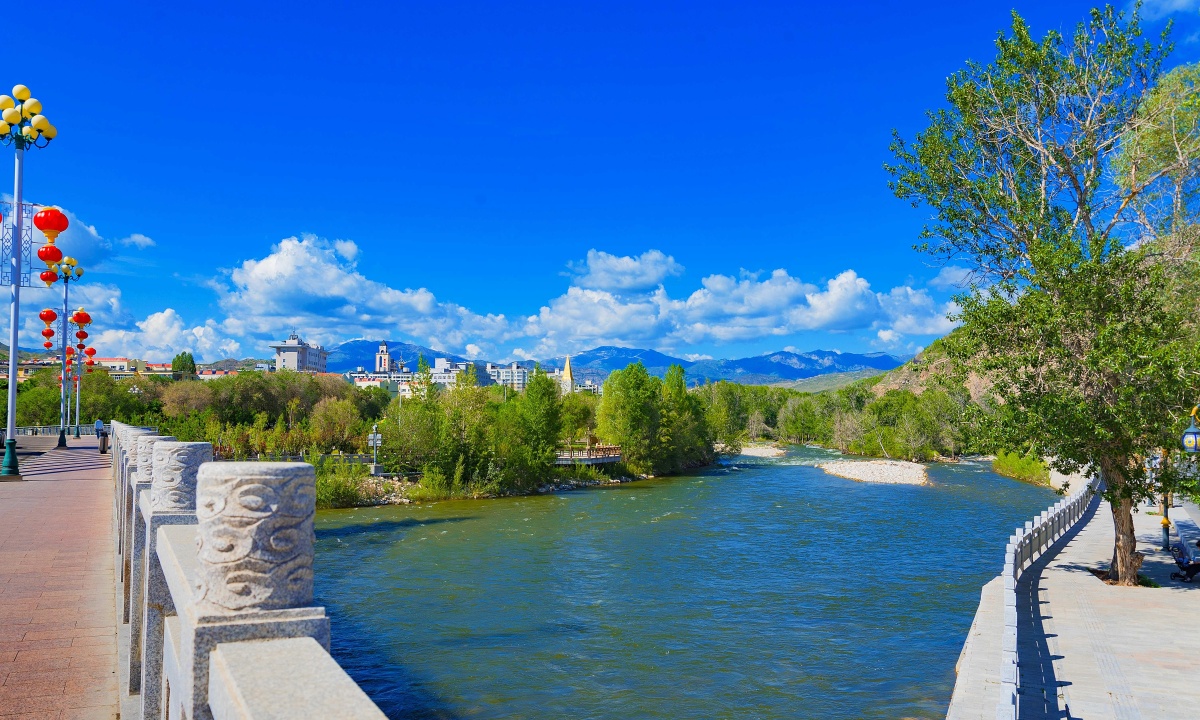 中国雪都61阿勒泰阿勒泰市城市印象克兰河四季