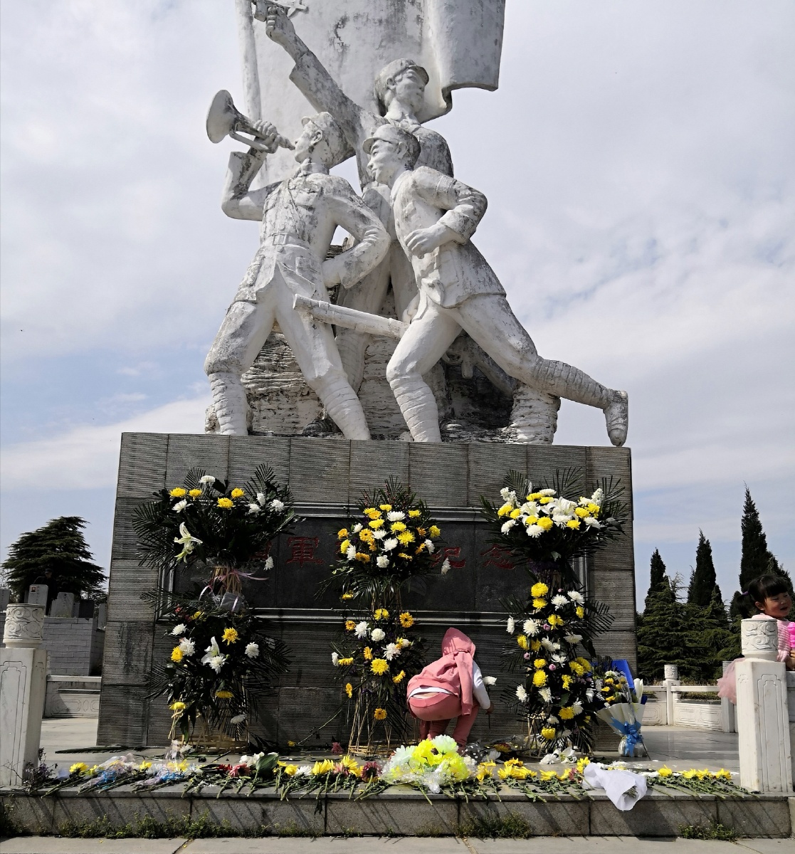 虎头山烈士陵园,宾哥给两位小朋友讲这位94年烈士的伟绩,走的时候到处