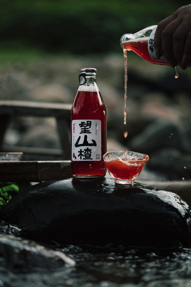 夏天的户外小溪拍摄一组新中式饮品