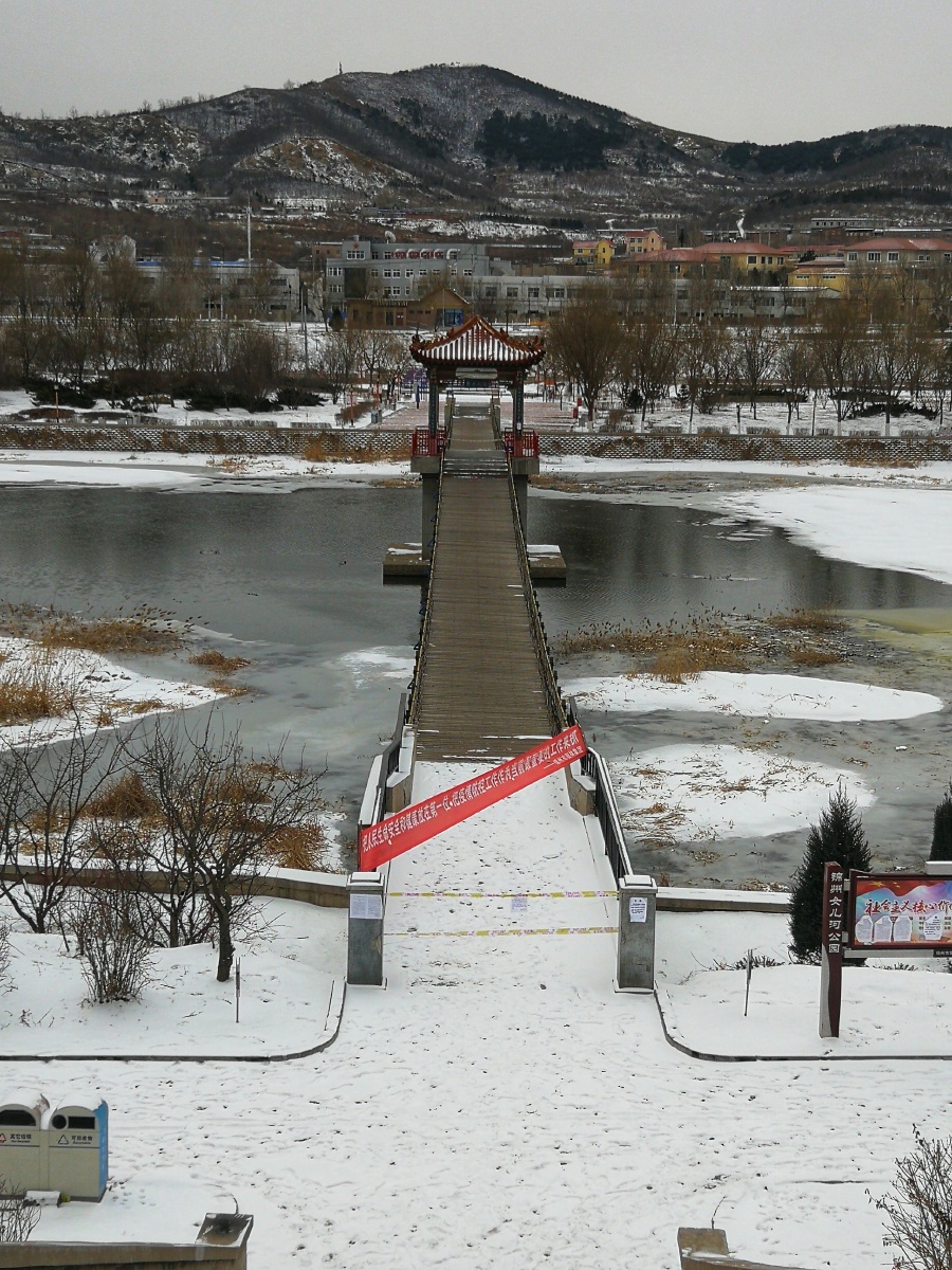 "南河春雪",锦州女儿河也叫南河,这是女儿河上的铁索桥,防疫期间,不对