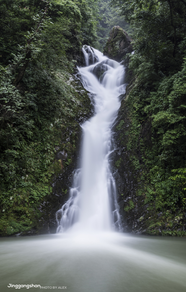 井冈山五指峰龙潭彩虹瀑