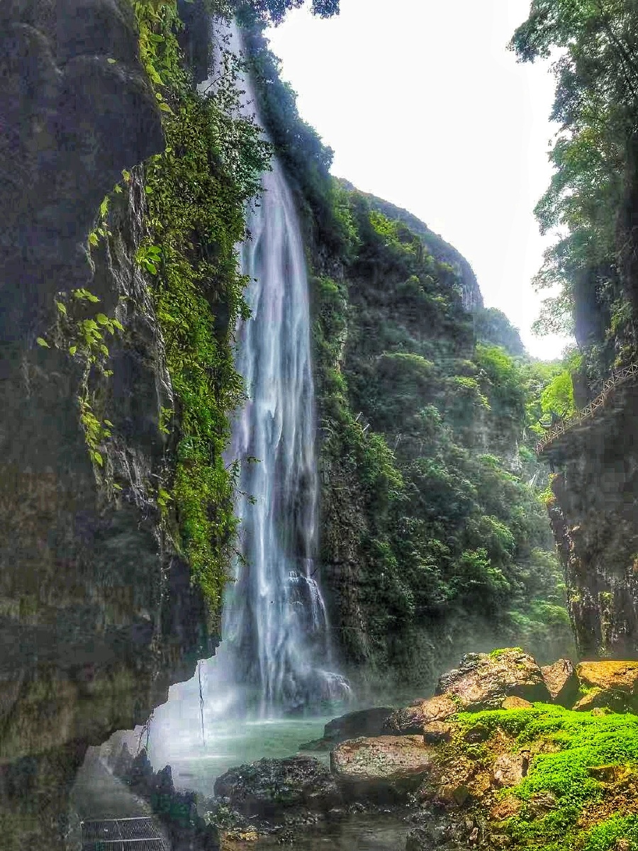 三峡大瀑布原名白果树瀑布位于宜昌晓峰旅游景区中被誉为中国十大名瀑