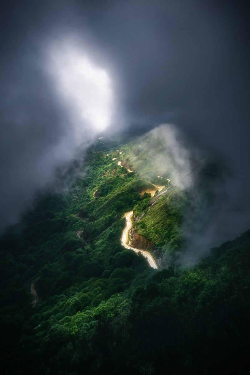 阵的,突然猛一回头,风撕裂了云层露出一小个缺口,光刚好洒在山谷里