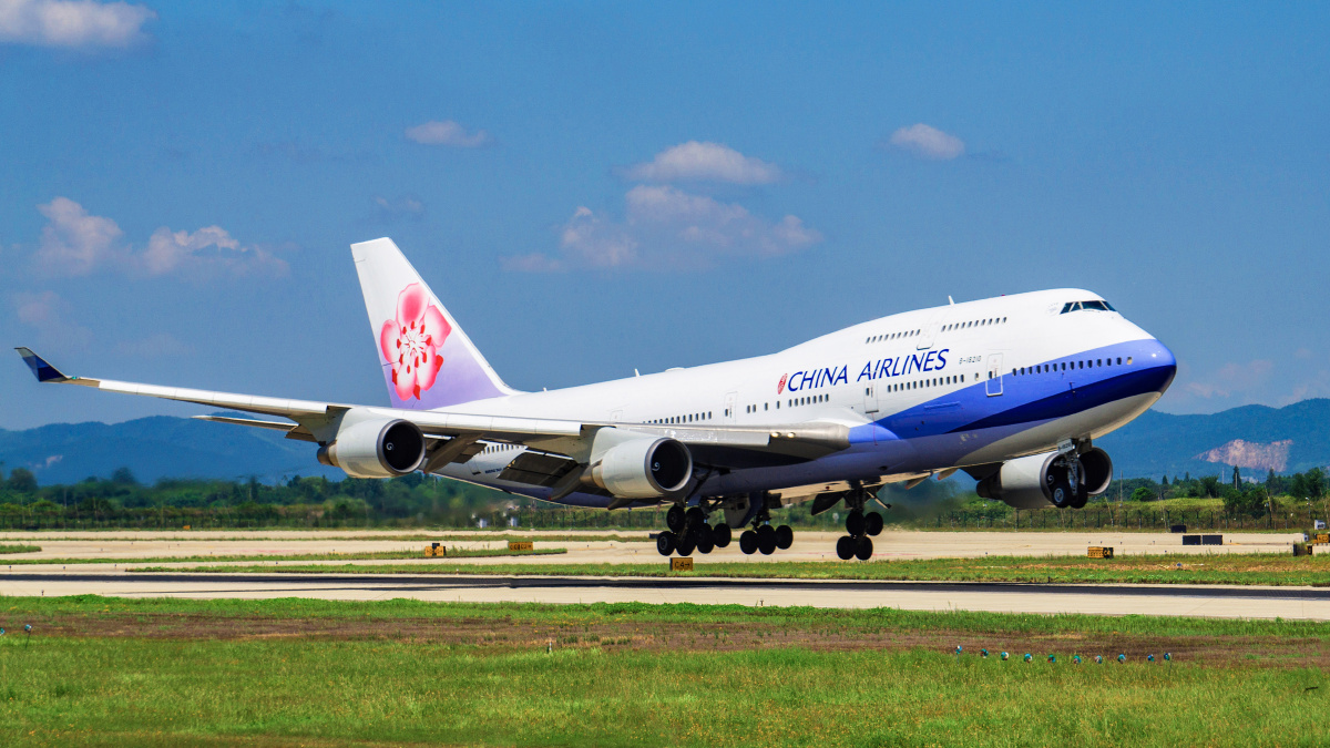 华航波音747-409着陆于南京禄口机场07跑道