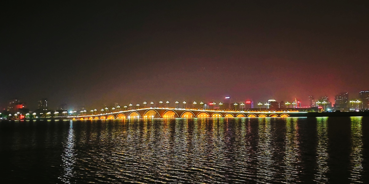 夜晚的湖面总会让人安静