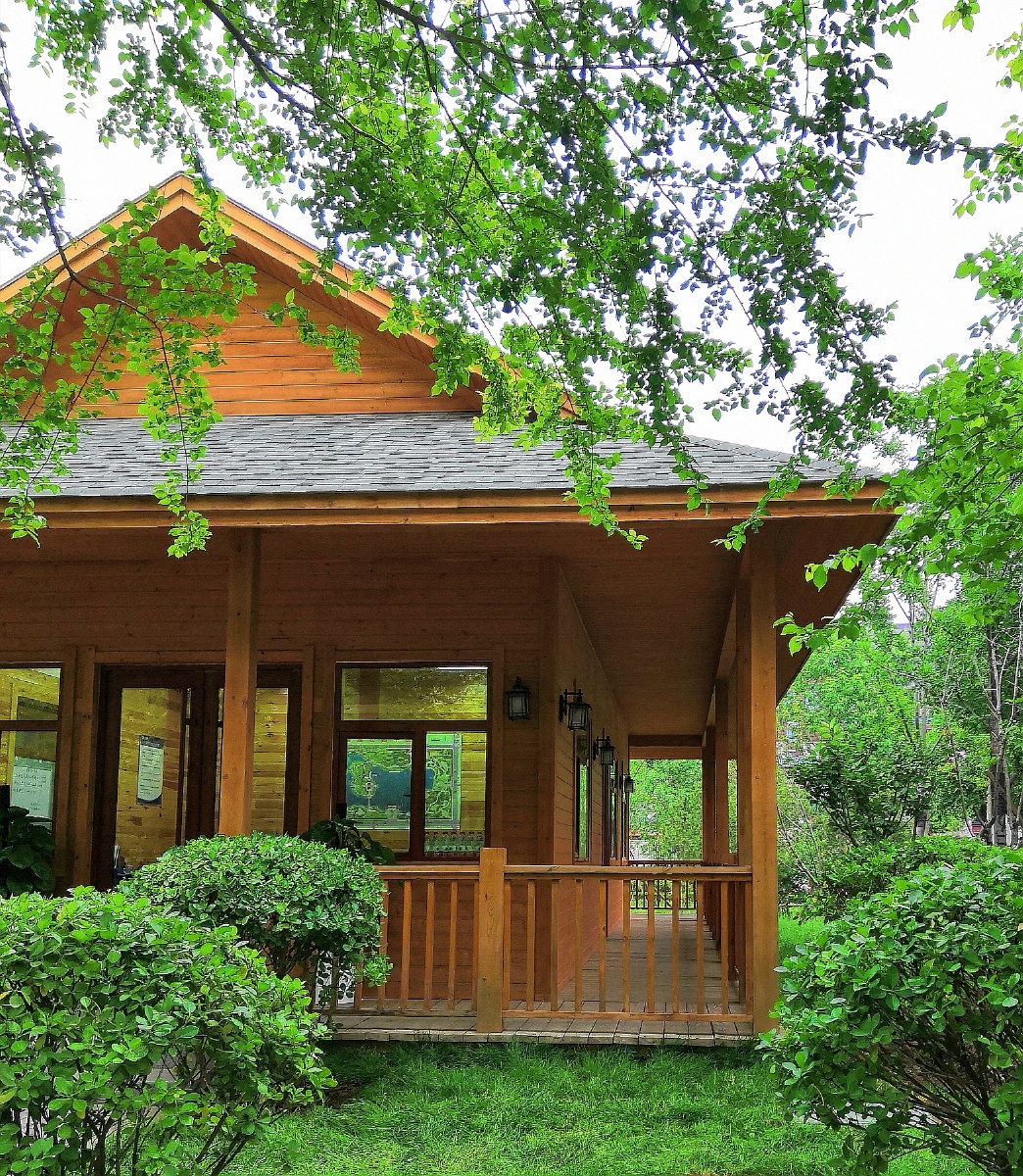 齐盛湖公园手机随拍木屋是厕所和物业办公室