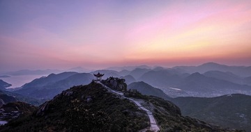 霞满群山