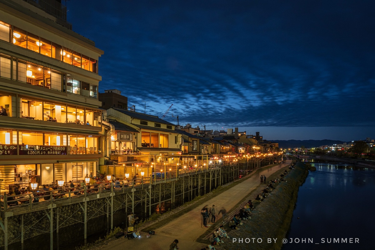 28摄于京都只园四条) 鸭川是贯穿京都南北的河流,而被称为鸭川纳凉床
