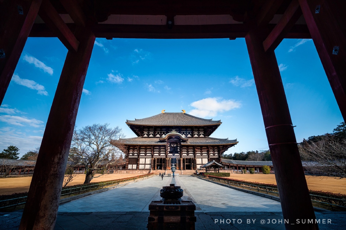 11摄于奈良东大寺) 蓝天下的东大寺大佛殿,后期的时候以某观光海报为