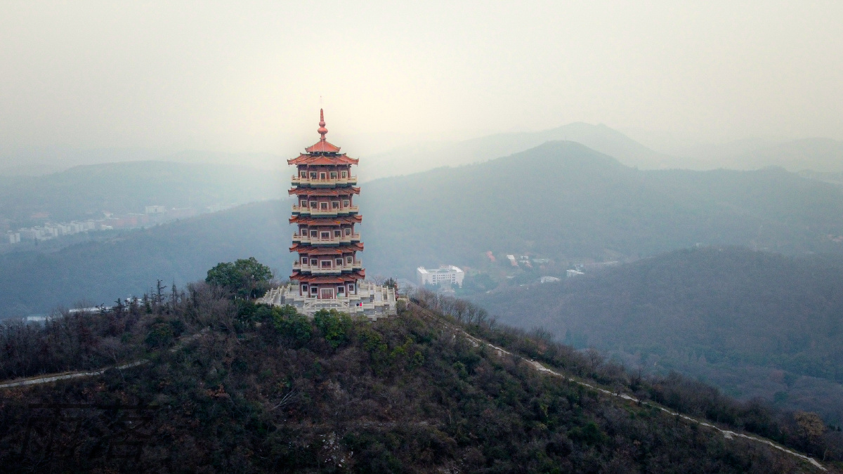 古隆中腾龙阁与岘山岘首亭