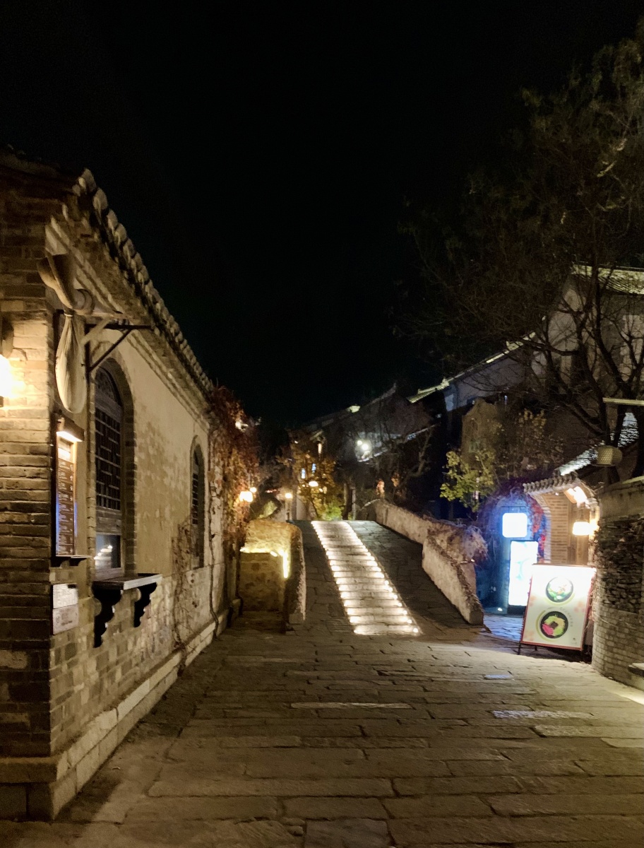 水镇夜晚的街道