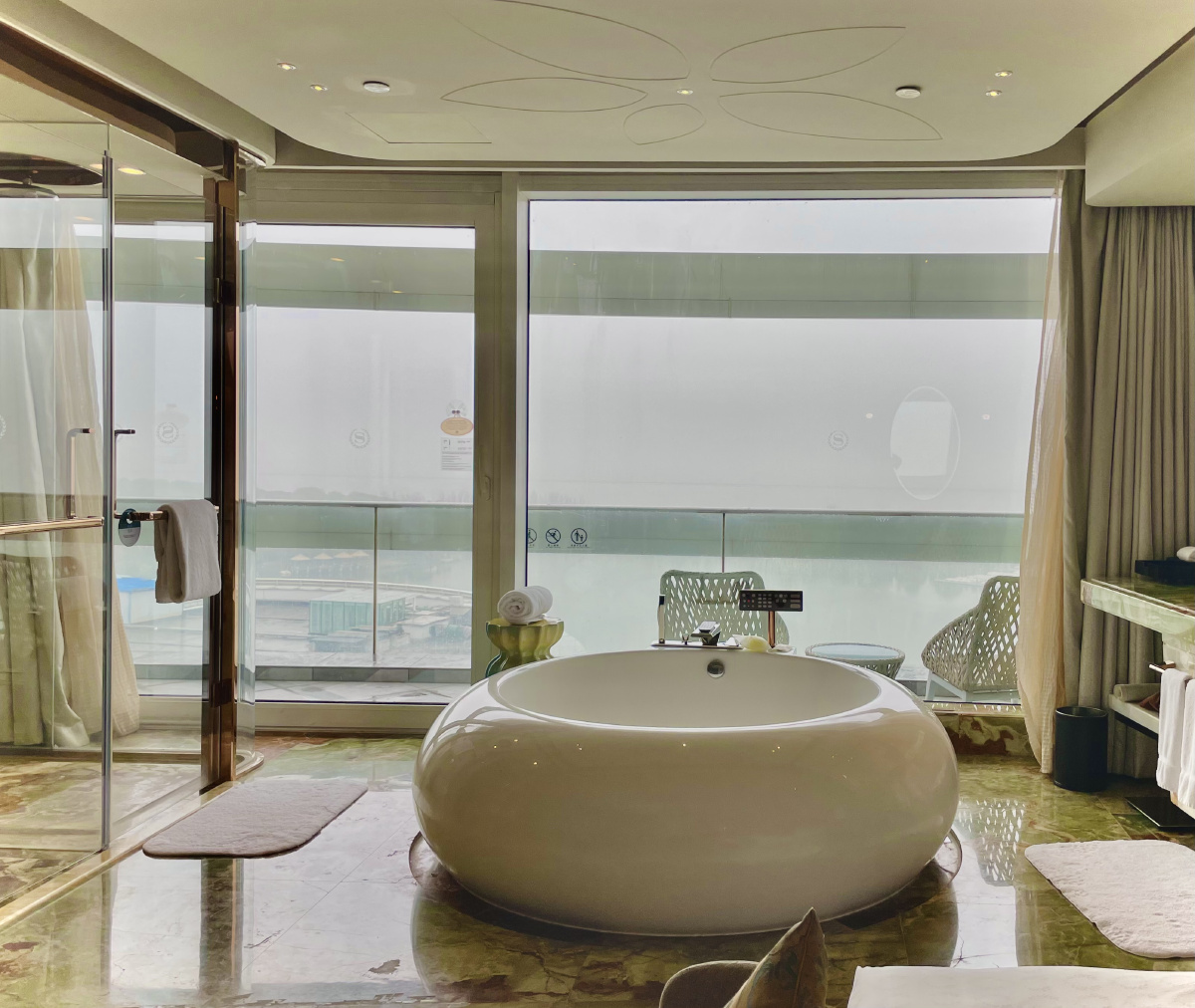 客房内的大浴缸09