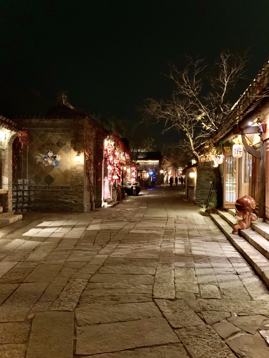 水镇夜晚的街道