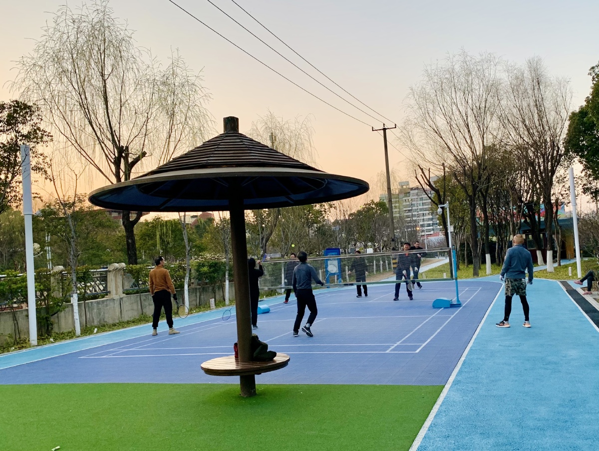 公园里锻练的人们