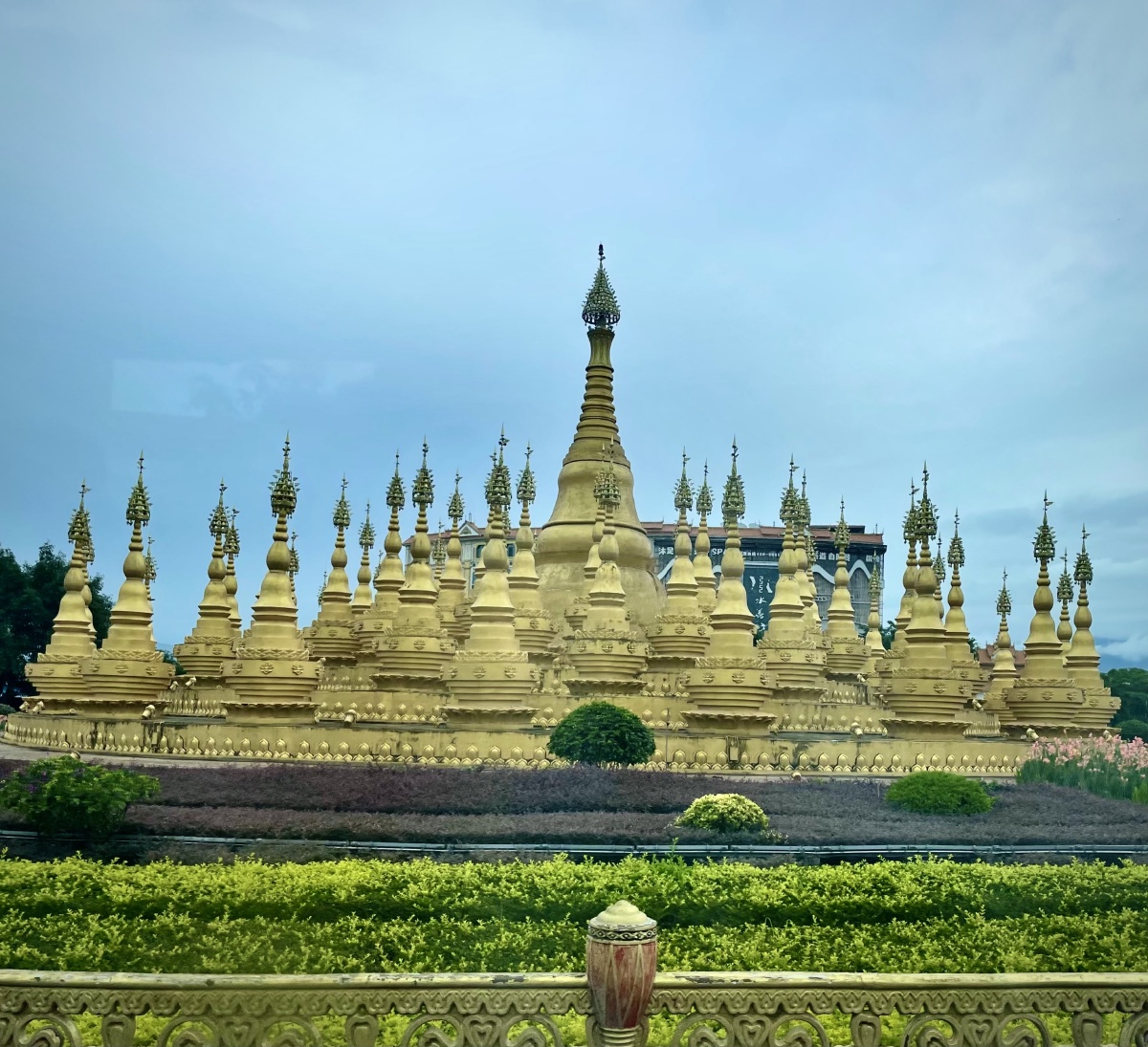 在德宏坐在车里抓拍的风景