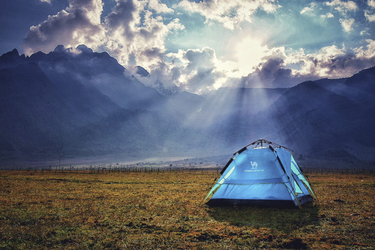 湖边露营的帐篷