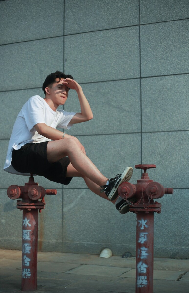 炎热的夏天<br />
水管上的清凉！??