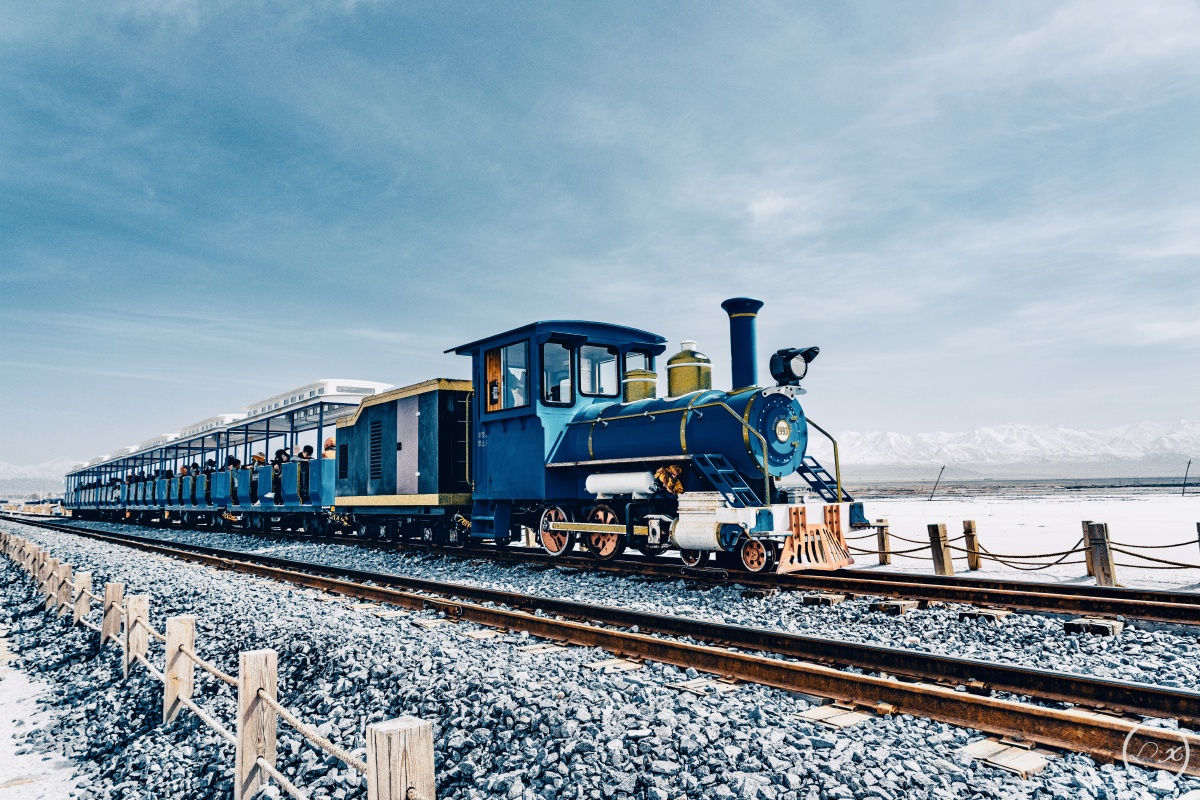 茶卡盐湖小火车