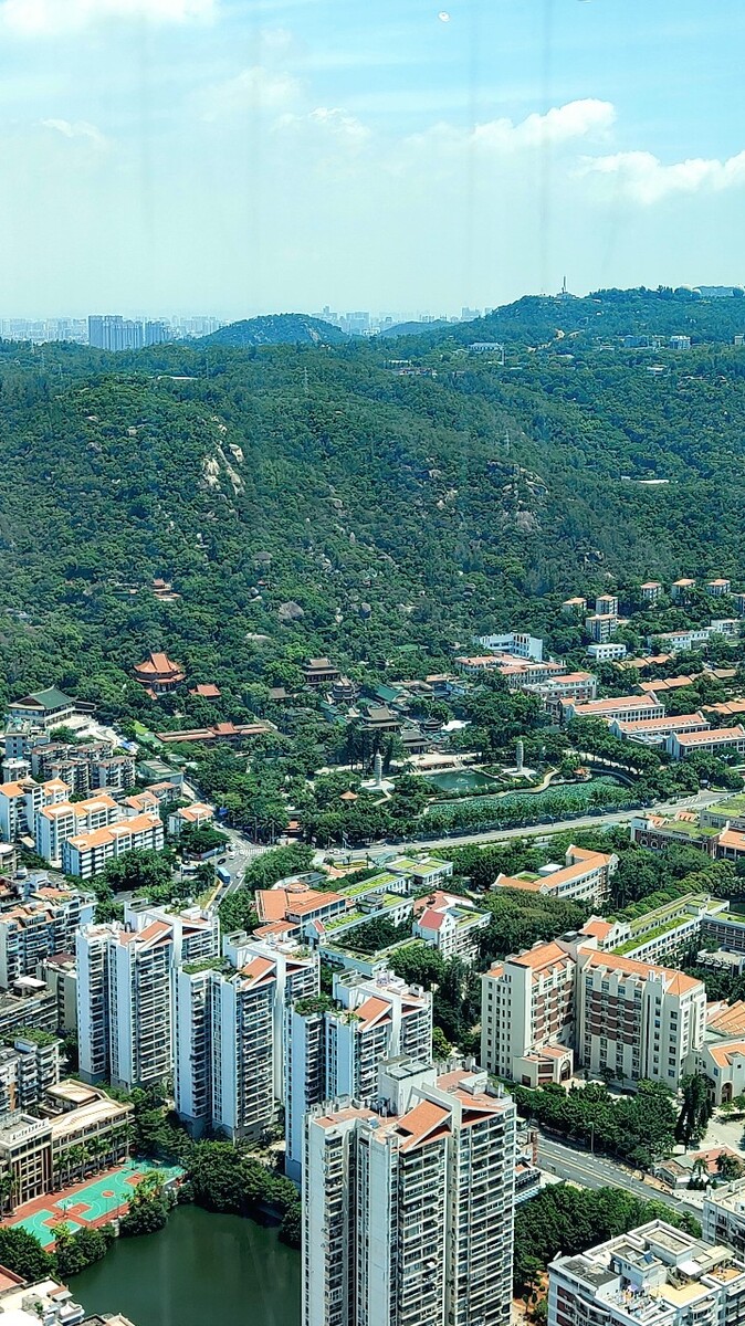 比邻厦大的南普陀寺