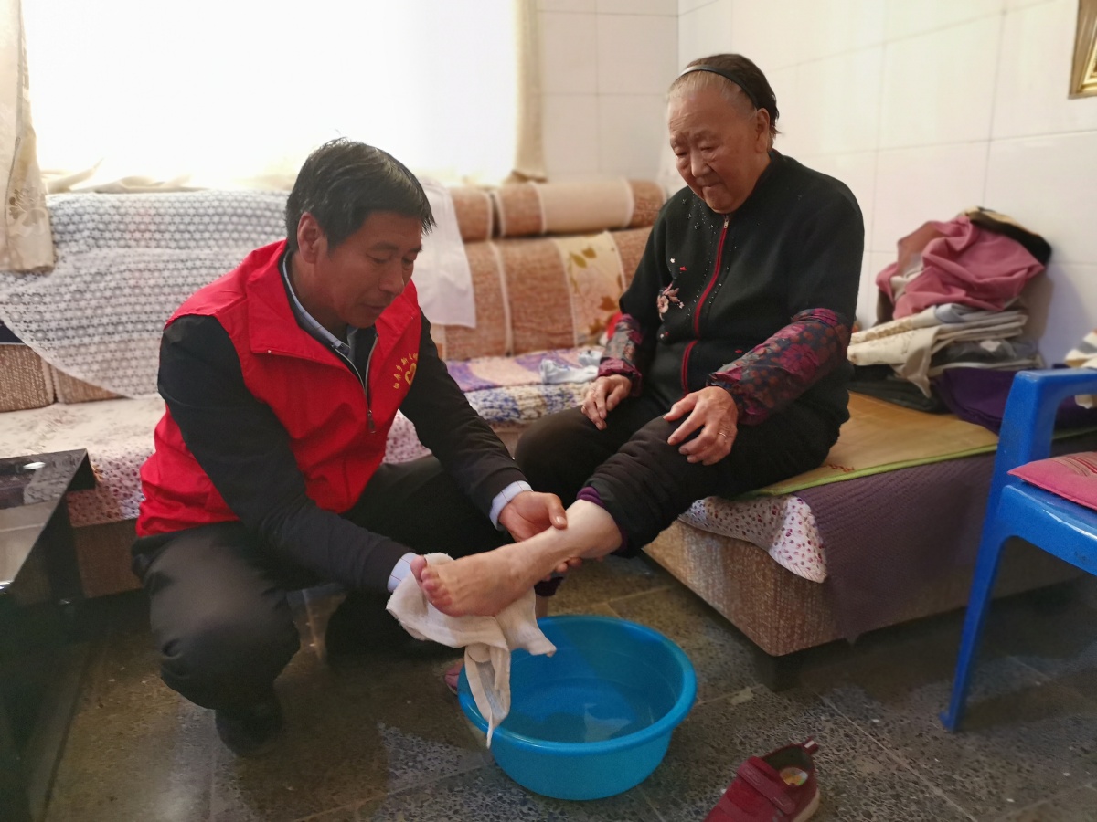 山西阳城志愿者为86岁农民老人洗脚