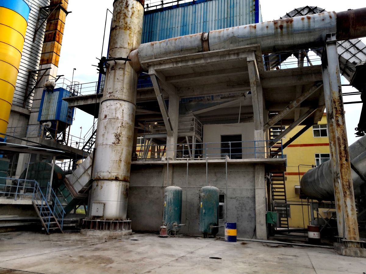 镇里的小工厂带着振兴乡村经济的希望负重前行