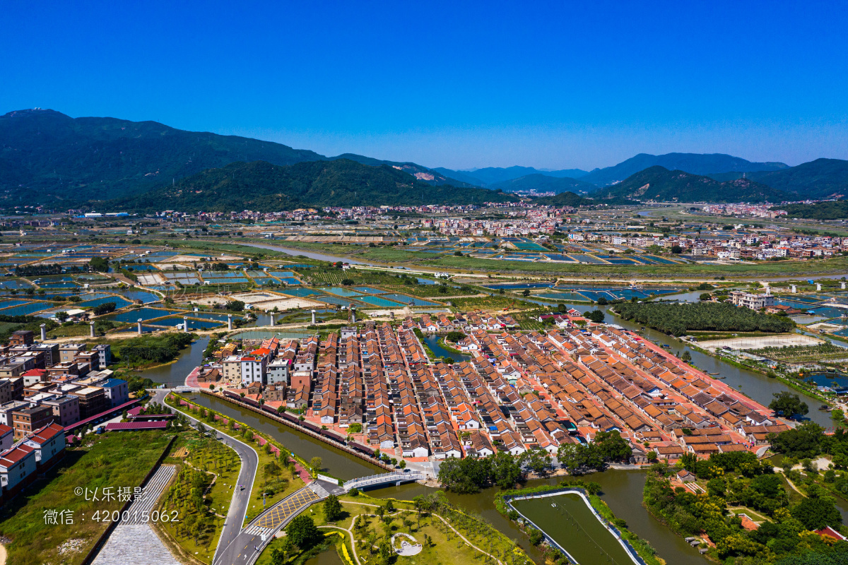 埭美古村位于福建省漳州龙海的东园镇依山傍水青山环绕是龙海市现存最