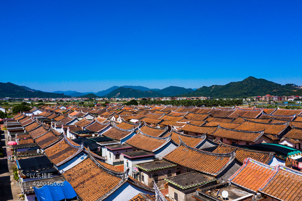 埭美古村位于福建省漳州龙海的东园镇依山傍水青山环绕是龙海市现存最