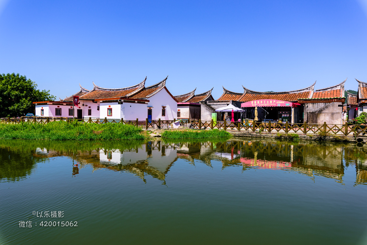 埭美古村位于福建省漳州龙海的东园镇依山傍水青山环绕是龙海市现存最