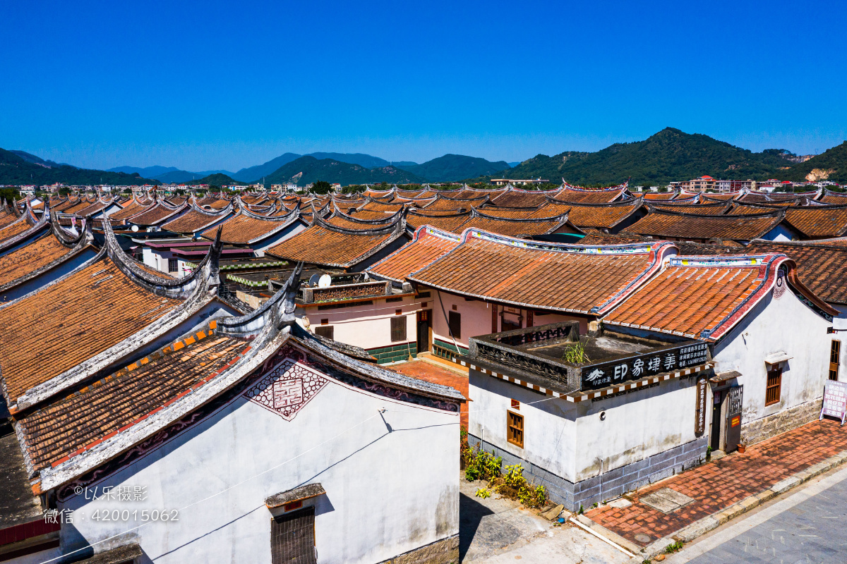 埭美古村位于福建省漳州龙海的东园镇依山傍水青山环绕是龙海市现存最