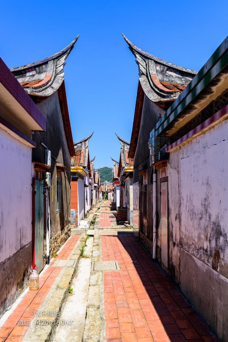 埭美古村位于福建省漳州龙海的东园镇依山傍水青山环绕是龙海市现存最