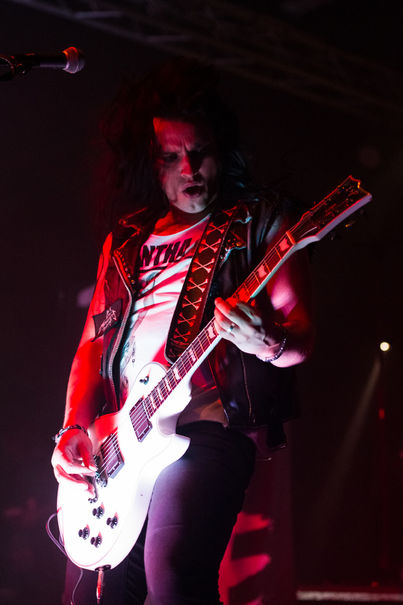 夜幕下的狂欢小镇