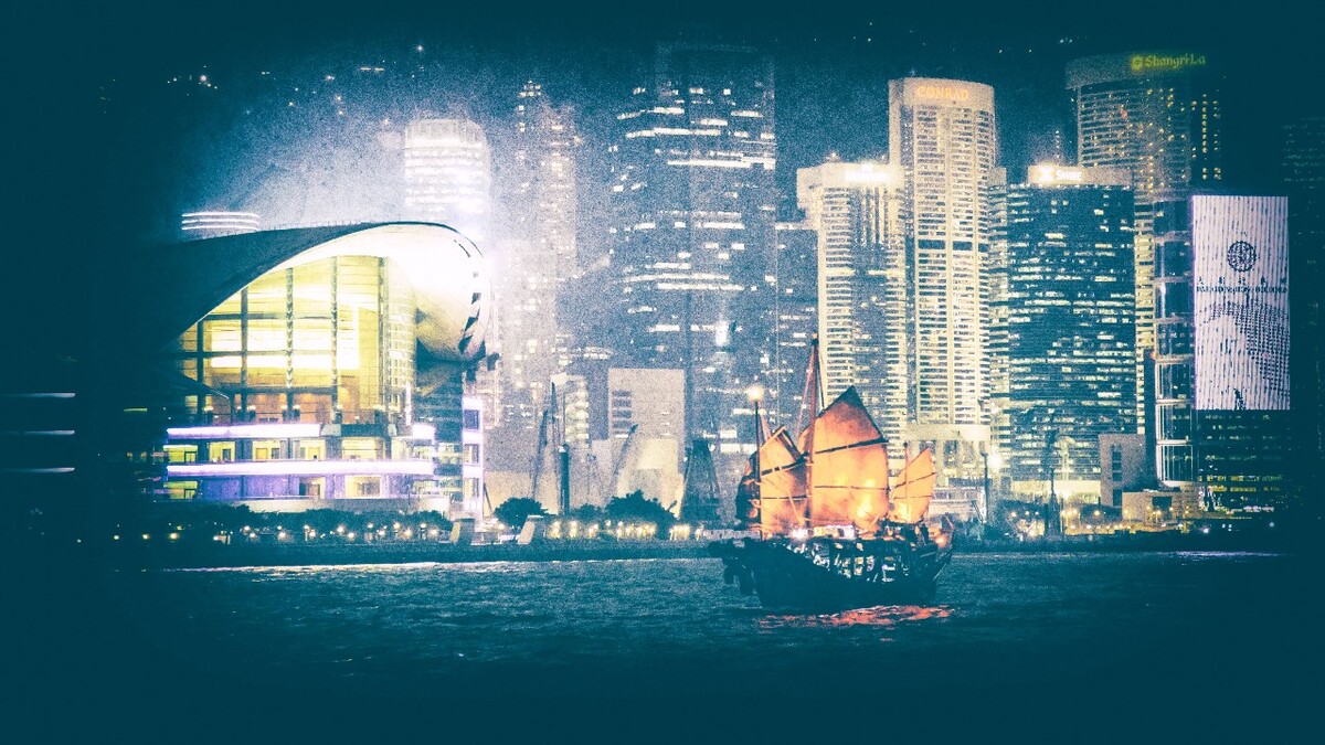 香港维多利亚港中的海盗船