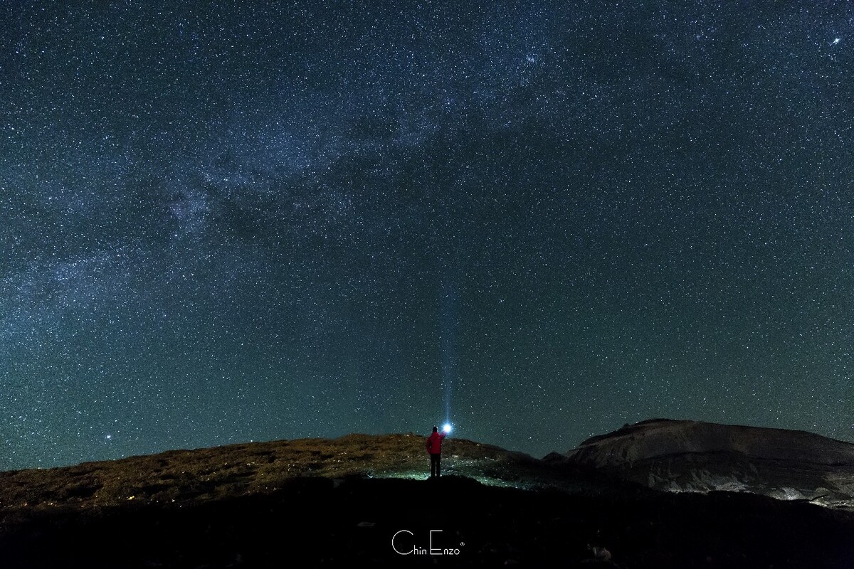 跟整个星空比，我很渺小，但我还是要照亮它