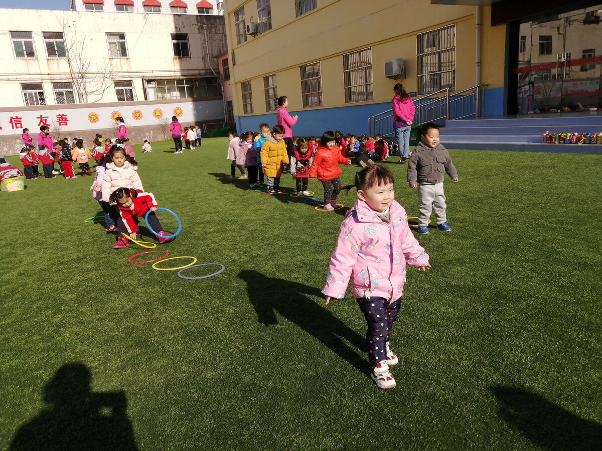 幼儿园体能篮球教案,儿童篮球走游戏化路线孩子玩起来