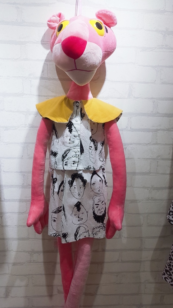 歪歌童装九点利电梯口