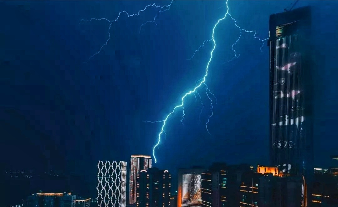 今晚的厦门上演雷暴大片网友谁又在发誓偷笑