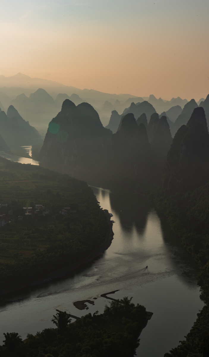 山水画卷拍摄于桂林阳朔兴坪镇晨光下江山如画