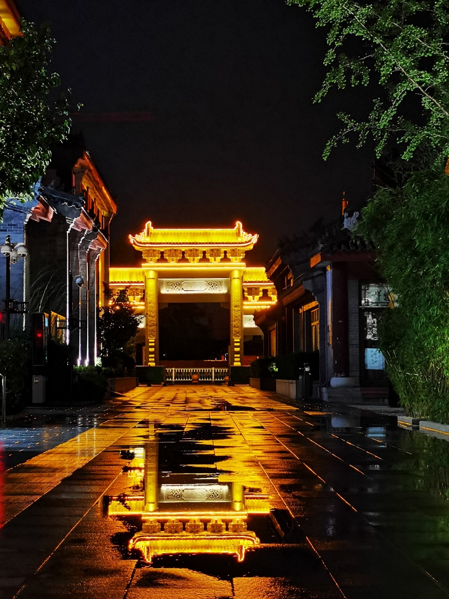 大雨后的牌坊夜经济离不开好看的夜景点赞是美德,打赏是鼓励打赏还没