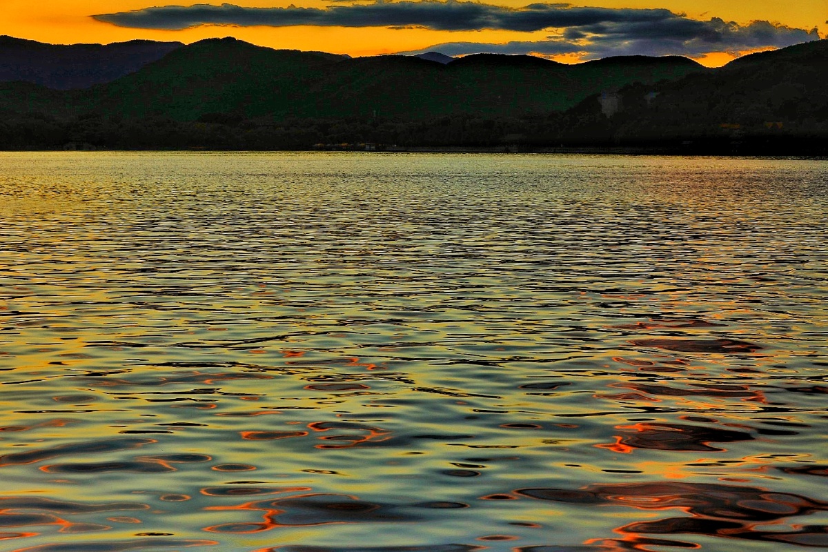 夕阳下的颐和园水面波光粼粼