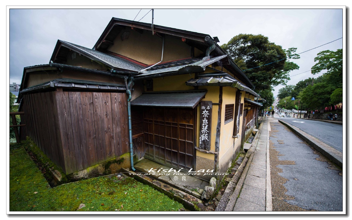 回程路上,看到一家矮矮的传统的日本房子,大家都叫它格子屋,虽然变了